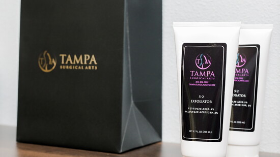 This dual-action exfoliator combines salicylic acid(BHA) and glycolic acid(AHA) to unclog pores, smooth texture and reveal your complexion and reclaim yourself.