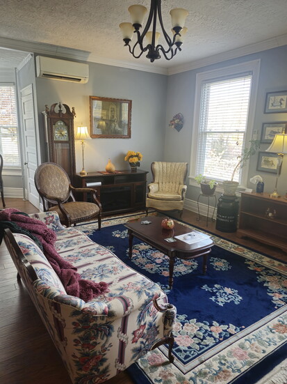Sitting room at Vine Cottage Inn. Photo Credit: Trevor Joppich