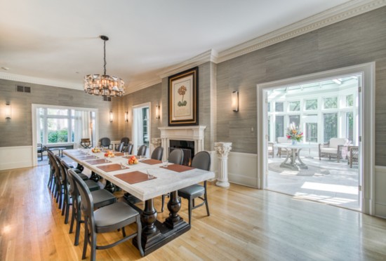 The classic yet modern-looking dining room in the Tidewater House lends itself to an easy sunlit dining experience. 