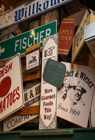 Signs in Das Peach Haus.
