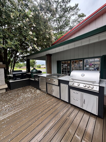 Create the ultimate outdoor living space with grills, outdoor kitchens and accessories designed to bring family and friends together.