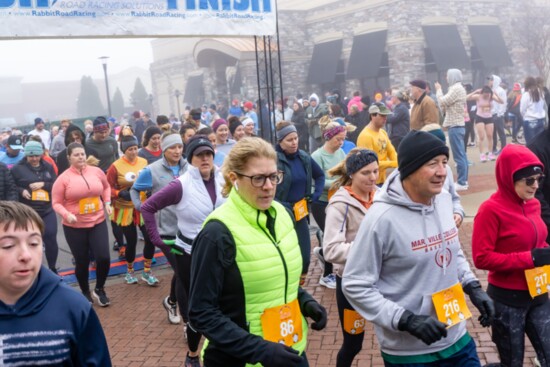 Runners begin the 2023 Indian Lake Loop.