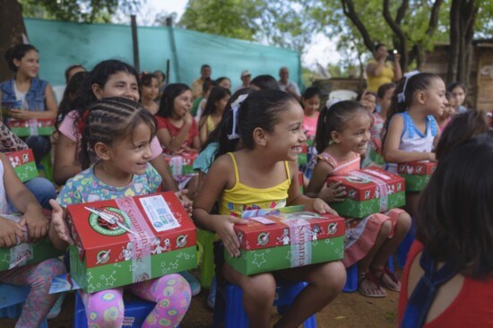 Children in Colombia eagerly awaiting to open their Operation Christmas Child shoebox gifts at the end of a countdown.