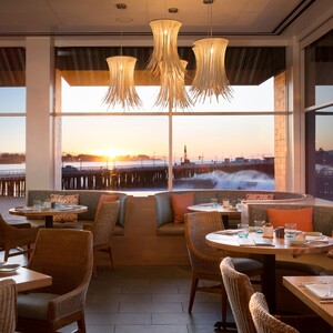 dine%20with%20sunset%20view%20of%20wharf%20at%20dream%20inn%20photo%20by%20paul%20dyer-300?v=1