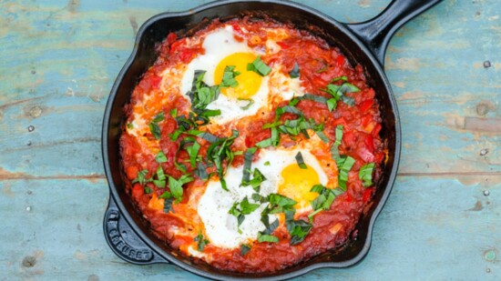 For a heartier meal, add prawns, Kefta meatballs, or chickpeas. Garnishes can include feta, parsley, Greek yogurt and dukkah.