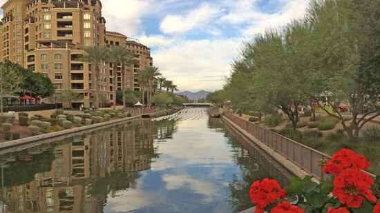 By the early 2000s, the banks of the Arizona Canal were turned into a popular event, shopping, and dining destination. Photo by Joan Fudala