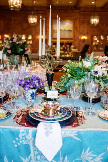 Felipe Fisher of FGF Interiors used dinnerware by Mottahedeh Tobacco Leaf and placemats by La Gallina Matta with Vietri chargers and Italian linen