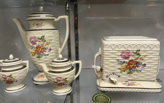 The Porcelier Company made vitreous china items including electric coffee pots and toasters from 1927 until the 1950s.