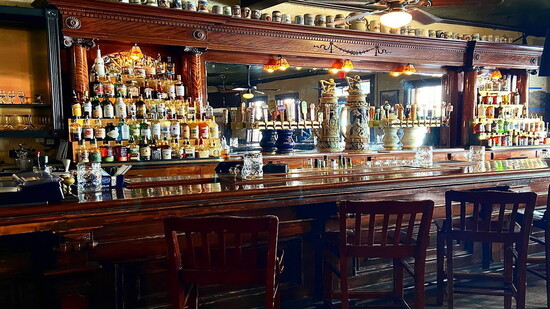 Main dining room bar. Image Credit: Scholz Garten.