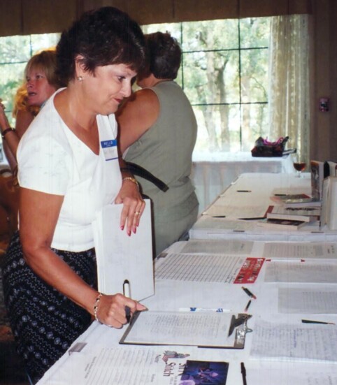 Nancy Bogart signs up for special events at the 2023 New Members' Coffee.