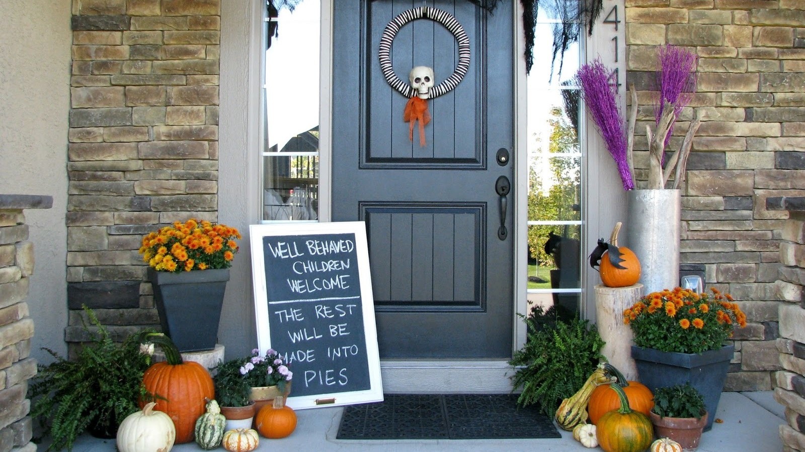 28 Halloween Front Porch Decor Ideas to Spookify Your Entryway with Style