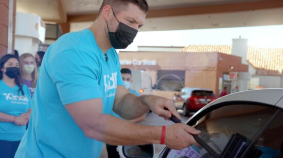 Tim Tebow spreading kindness with Kindli by washing cars.