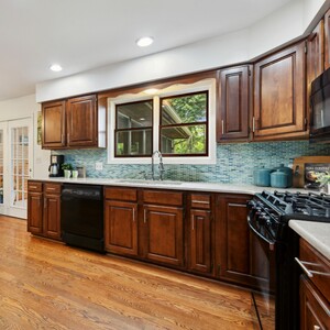 3%20kitchen%20cleanly%20and%20simply%20staged%20with%20small%20pops%20of%20color%20-%201-300?v=1