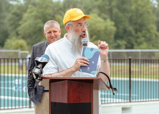  Rabbi Yehuda "Yudy" Shemtov, founder of PlayaRaya, welcomes guests to the campus grand opening. Photo by Colleen Stepanian Photography