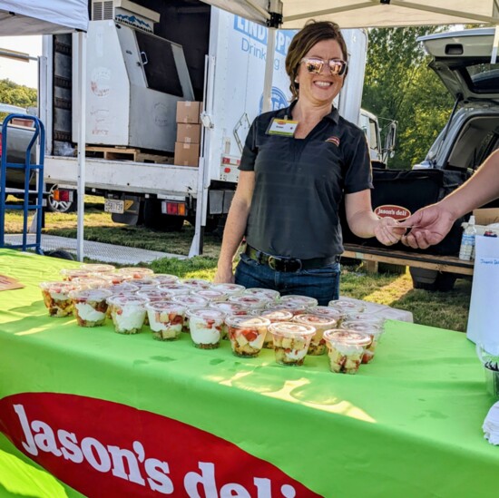 Jason’s Deli was all smiles handing out delicious desserts!