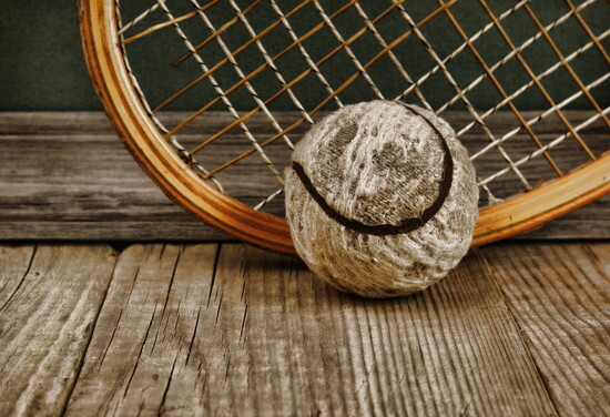 Vintage tennis ball and raquette