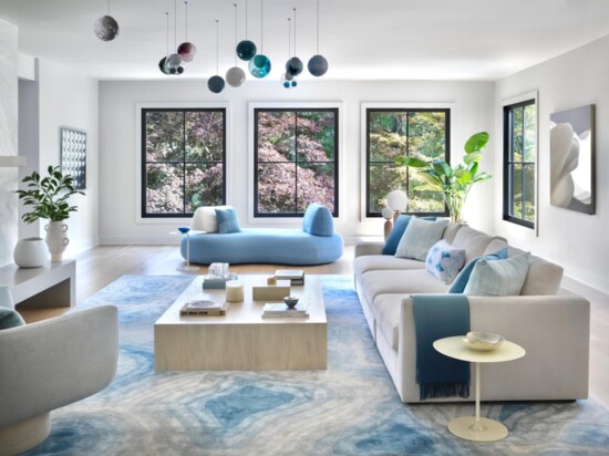 A living room with a blue motif designed by D2 Interieurs.