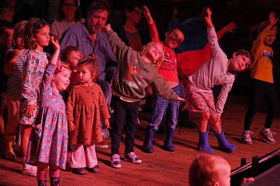Children enjoying a UMS performance at the Ypsilanti Freighthouse; photography by Peter Smith Photography.