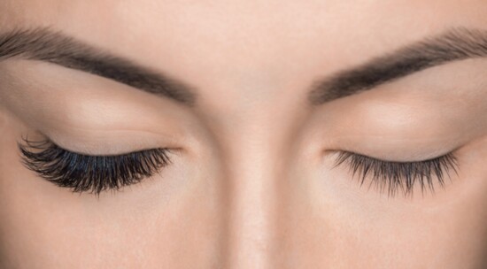 A before and after of eyelash extension