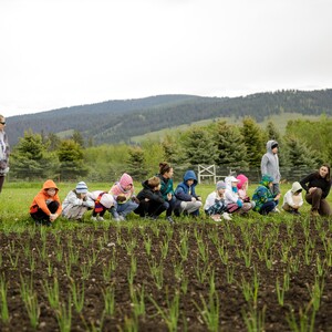 copy%20of%20peas-farm-p-athena-photography-s-students-in-field-looking-at-garlic-2022-300?v=1