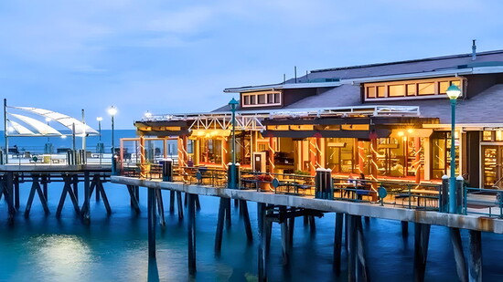 Set against the iconic Redondo Beach Pier, Kincaid’s offers a picturesque backdrop for an unforgettable dining experience.