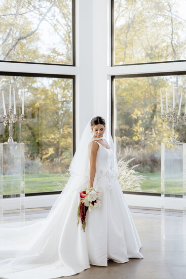 Wedding Dress/Veil: @tesoribridal 
