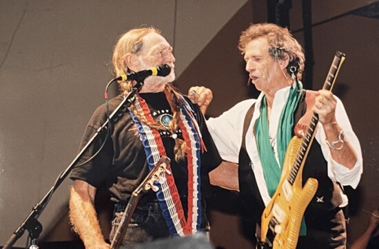 Keith Richards surprising Willie Nelson onstage. 