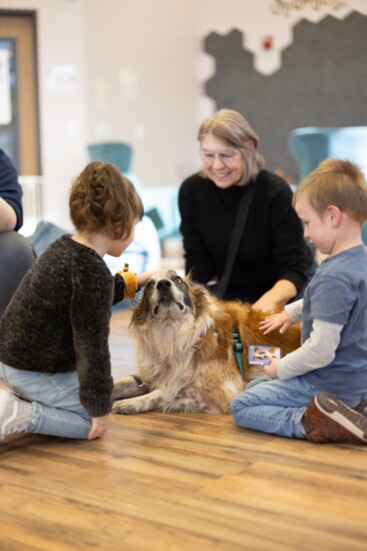 Kids with the therapy dog.