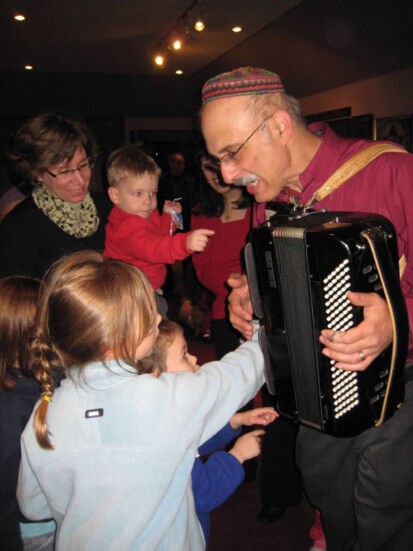 Brad playing for kids (Photo by Dafna Tarlowe)