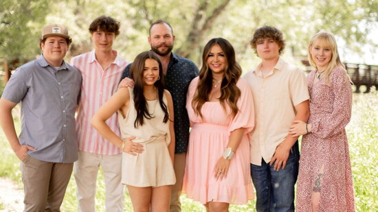 Sarah and Kye with kids (L-R) Caleb, Little Kye, Hayla, Cale, and Jolee. Krista Henery Photography.
