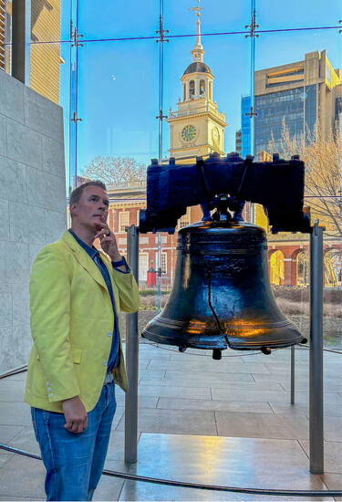 Rick Hontz with the original Liberty Bell and Independence Hall in the background, the birthplace of the USA, in Philadelphia.