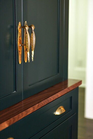 Unique door handles matched with earthy tones pulls the room together with classy feel.