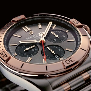 top%20row%20middle_18_two-tone%20chronomat%20b01%2042%20with%20an%20anthracite%20dial%20and%20black%20subdials%20highlighted%20by%20an%2018%20k%20red%20gold%20b-300?v=1