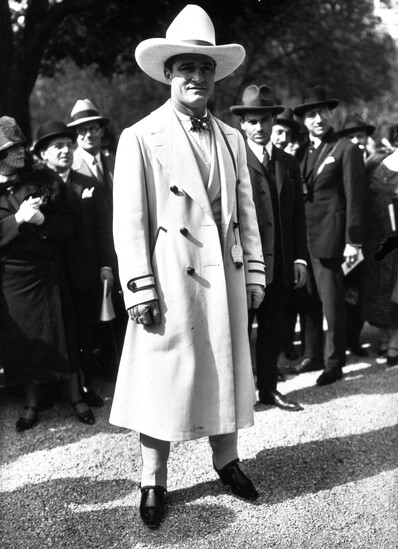 Silent film sensation Tom Mix usually wore a Stetson-off-white-ten-gallon hat, pictured in Paris in 1925.