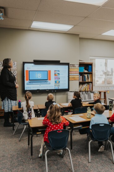 Renee Ortado teaching kindergarten students