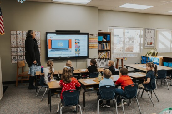 Renee Ortado teaching kindergarten students