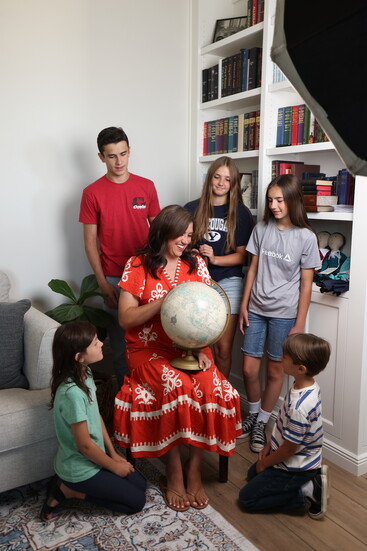 Lisa (center) with her children Stetson, Isabella, Juliette, Genevieve, and Sterling.