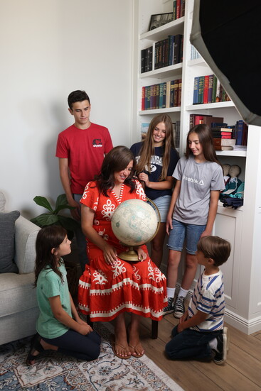 Lisa (center) with her children Stetson, Isabella, Juliette, Genevieve, and Sterling.