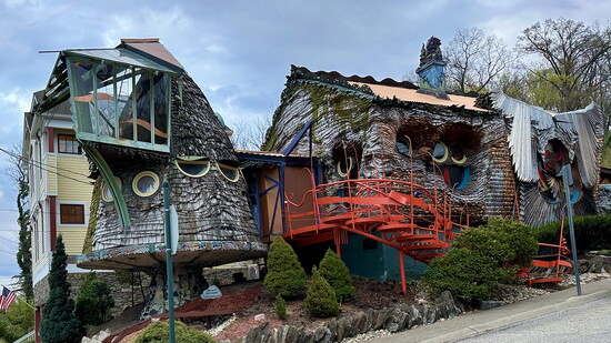 Wahopi, located in Hyde Park, is an example of organic architecture, expressing harmony between structure + environment.