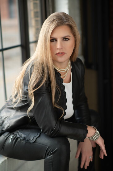 Beth Gunter / Photo by: Danjiela with Empowering Portraits