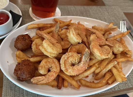 The fried seafood platters and po’boys are on the restaurant’s new lunch menu.