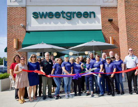 Ribbon cutting at sweetgreen Deer Park's Grand Opening celebration.