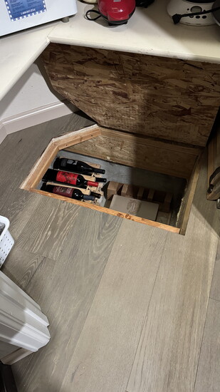 The re-use of this root cellar offers a naturally cooled, light-protected wine storage.